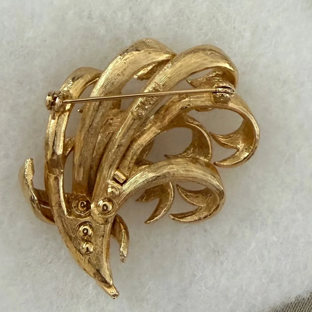 Vintage Lisner Curled Textured Ribbon Spray Gold Tone Brooch | Mid Century Pin